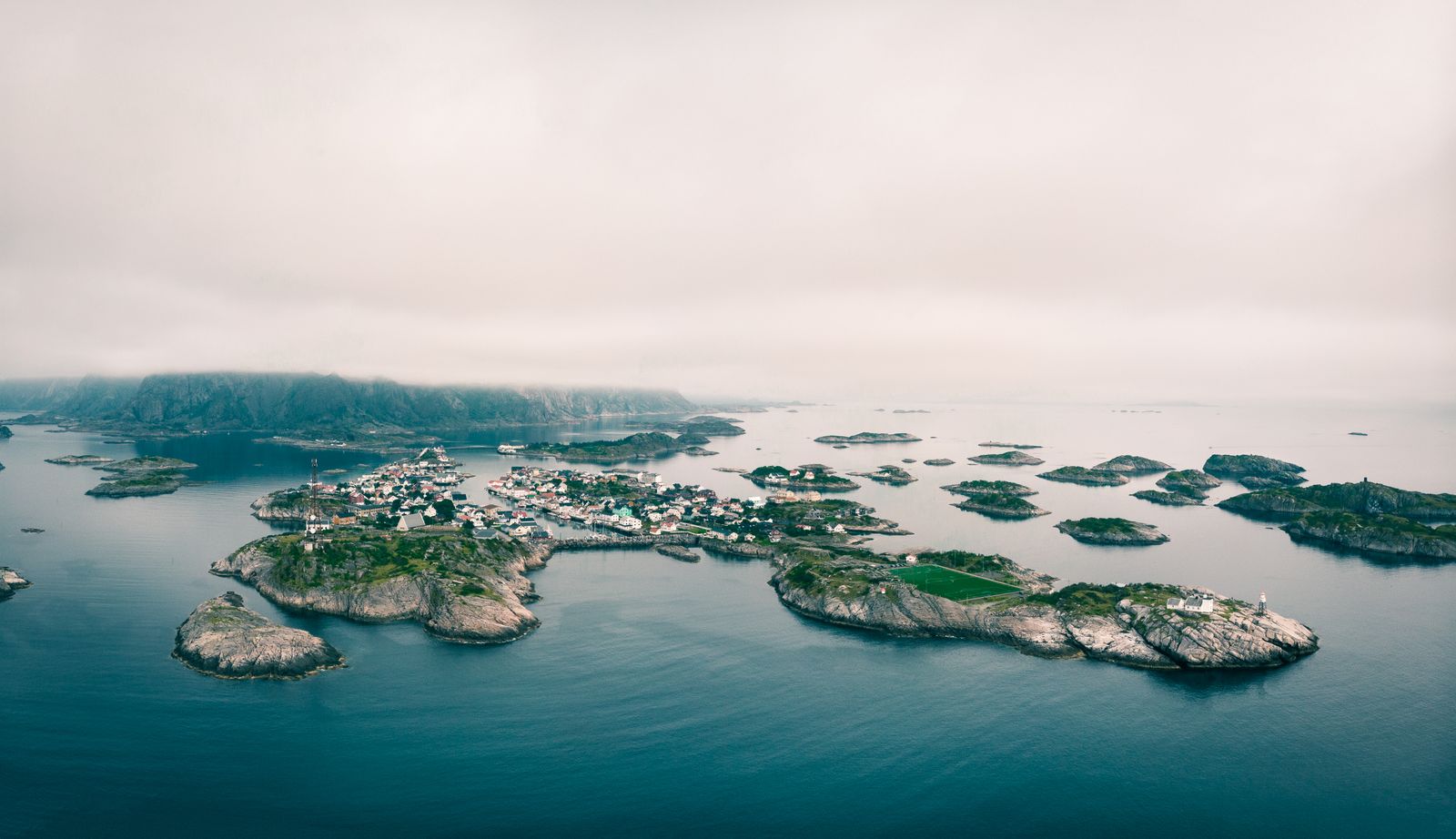 Port w Henningsvær pełen kutrów