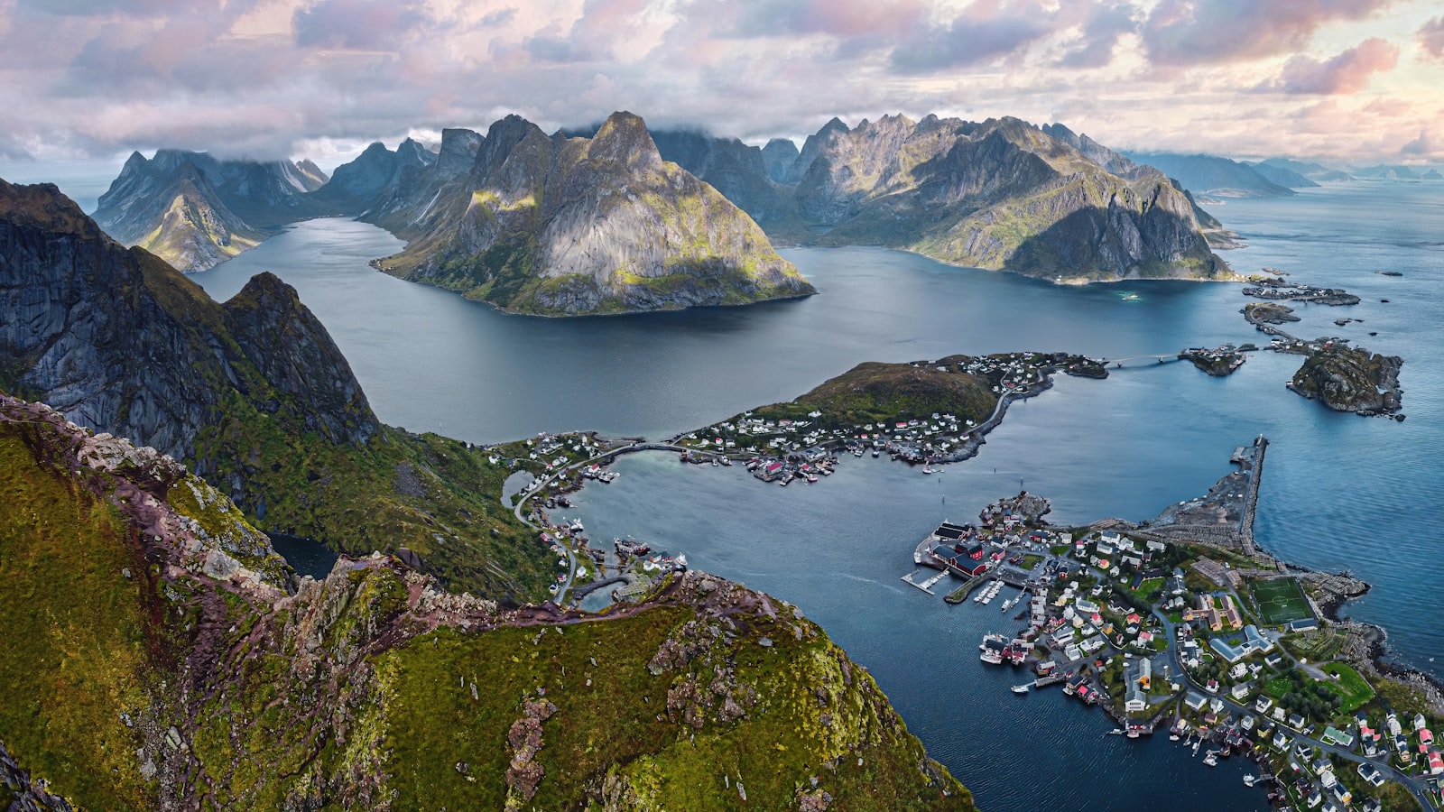 Widok z Reinebringen na Reine i Reinefjorden