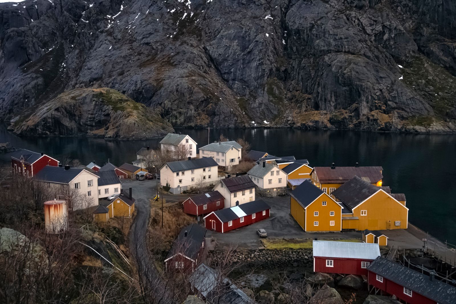 Kolorowe domy Nusfjord nad zatoką