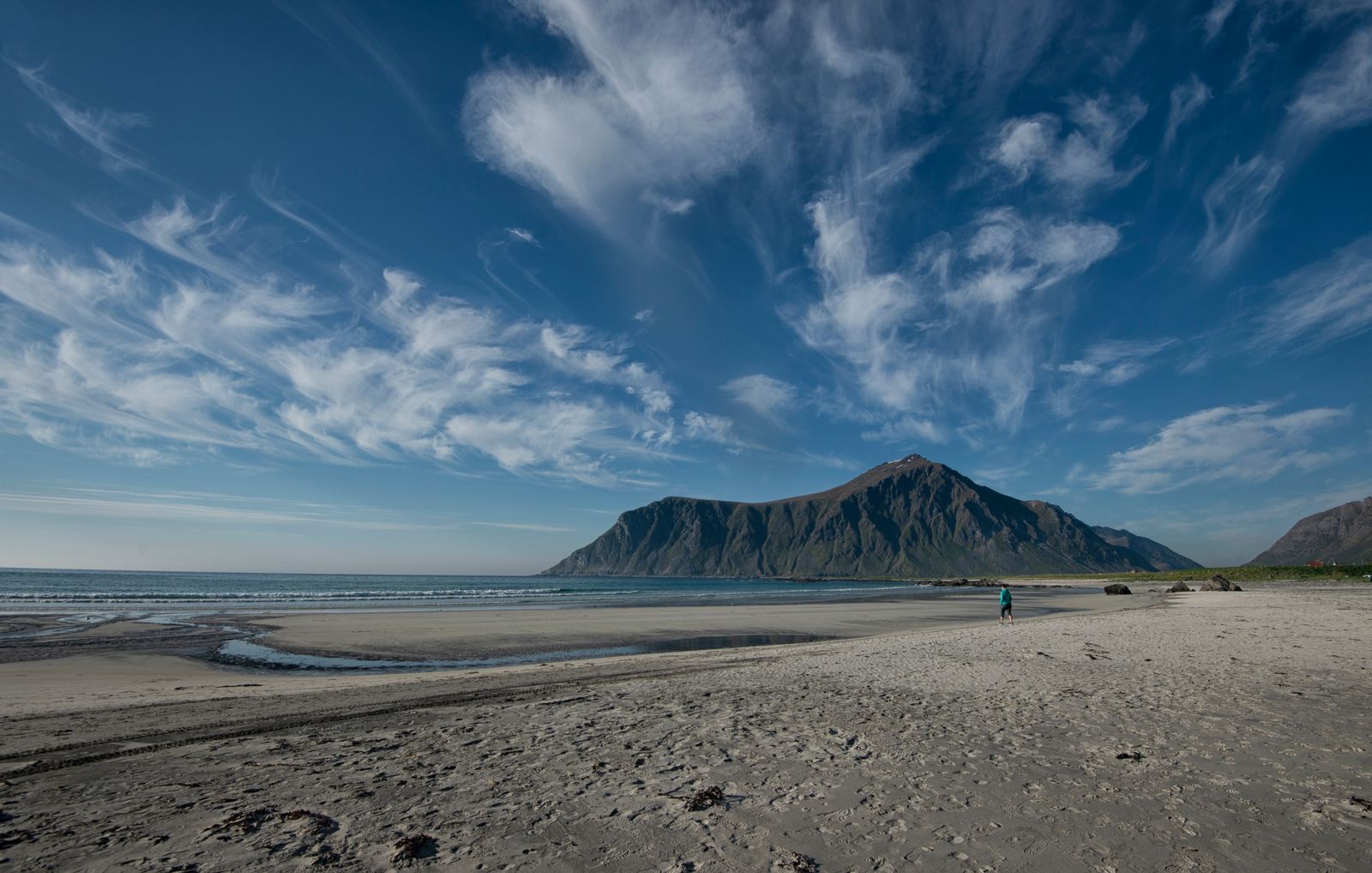 Plaża Skagsanden z górą w tle