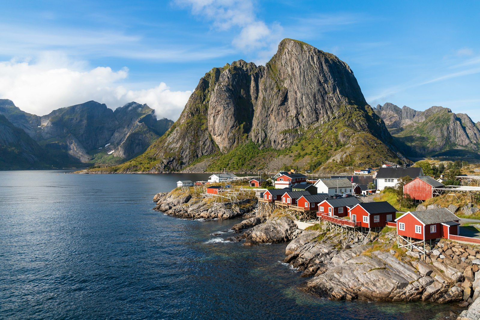 Czerwone rorbu Hamnøy pod górą Olstind